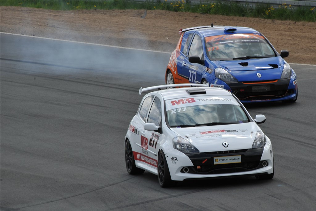 HT Motorsport har i den hvide Renault Clio allerede sikret sig et divisionsmesterskab. Kan de også vinde distancepokalen?
(Foto: Morten Alstrup)